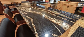 Alaskan 2300 sq ft Modern Cabin Hotel Like home with Hot Tub