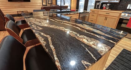 Alaskan 2300 sq ft Modern Cabin Hotel Like home with Hot Tub