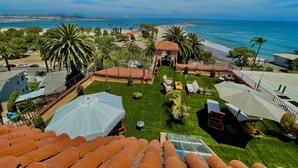 A rooftop terrace with a view of the beach, palm trees, and a gazebo. - Mid Century Modern Beachside. Laundry. Parking (San Pedro)