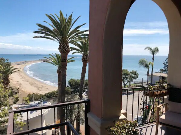 Un balcón con vista a la playa y al océano.
