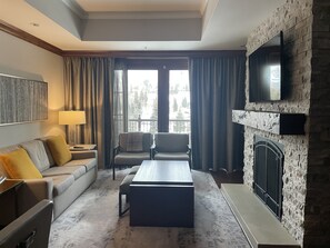 TV, fireplace