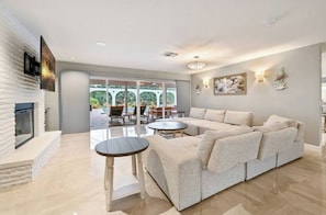 Smart TV, fireplace - Luxurious Naples Home. Heated Pool. Mins to Beach. (Naples)