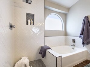 Combined shower/bathtub - Val Vista Oasis- Gorgeous Gilbert Home with Pool (Gilbert)