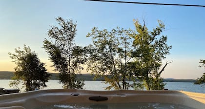 Sunrise Lake House, Comfort-Hot Tub-Beach!
