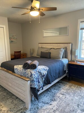 2 soverom, skrivebord, strykejern/-brett og wi-fi (inkludert)