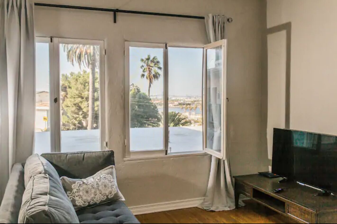 Beachside. Bay views! Parking. Laundry.