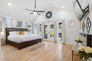 4 bedrooms, iron/ironing board, free WiFi, bed sheets - The Luxe Oasis | Utica Sq / EXPO | Chef's Kitchen (Tulsa)
