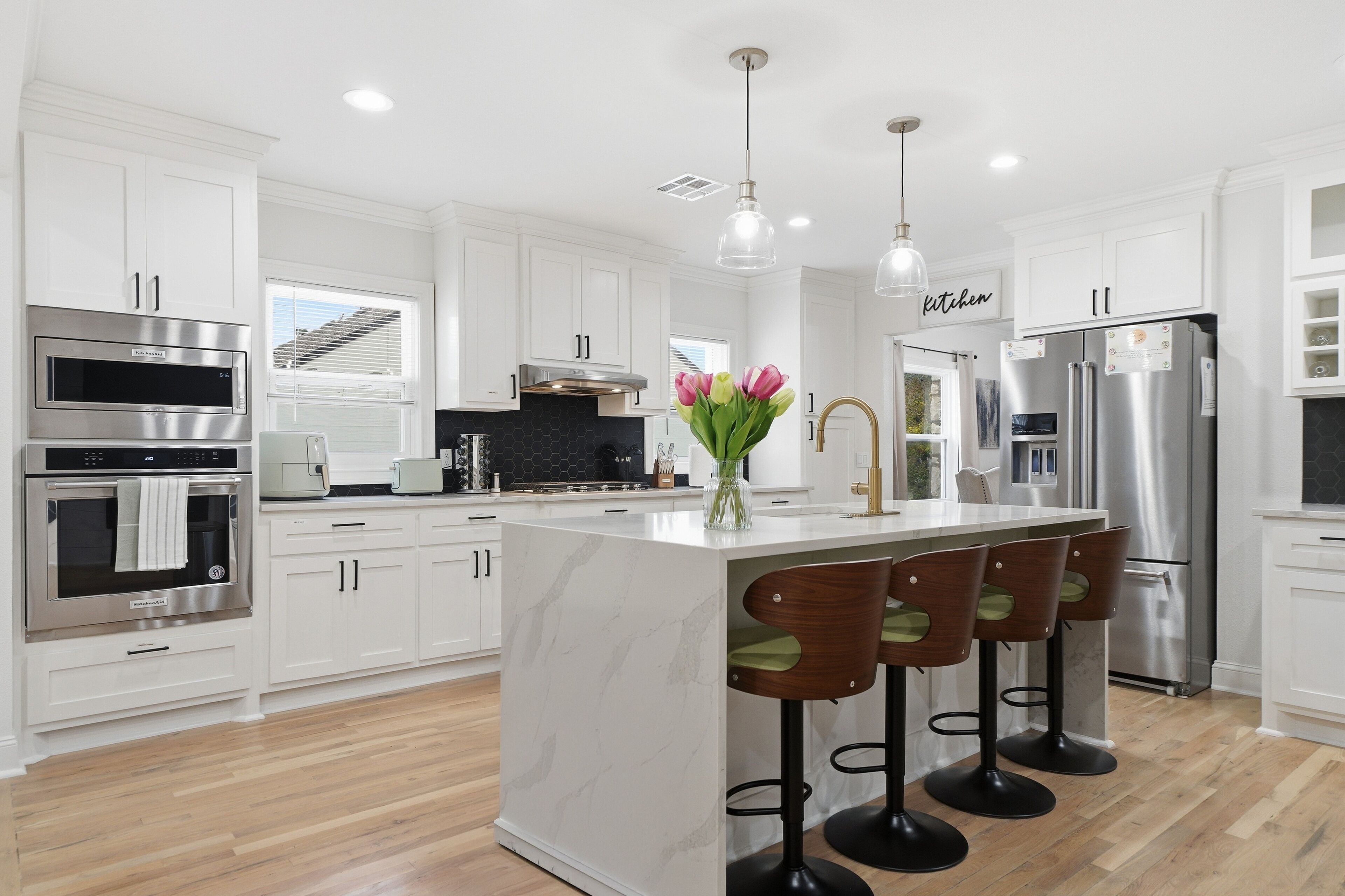 Kjøleskap, mikrobølgeovn, ovn og kokeplater