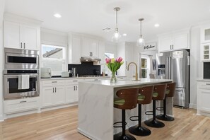 Fridge, microwave, oven, stovetop - The Luxe Oasis | Utica Sq / EXPO | Chef's Kitchen (Tulsa)