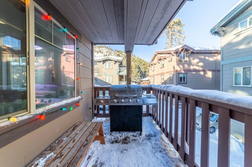 Centrally Located Pet Friendly Townhome with Garage