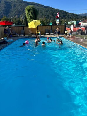 Una piscina al aire libre de temporada