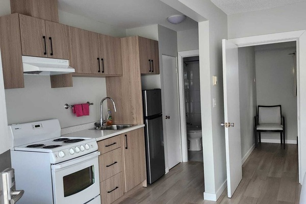 Comfort Single Room, 2 Bedrooms | Private kitchen | Coffee/tea maker, dining tables