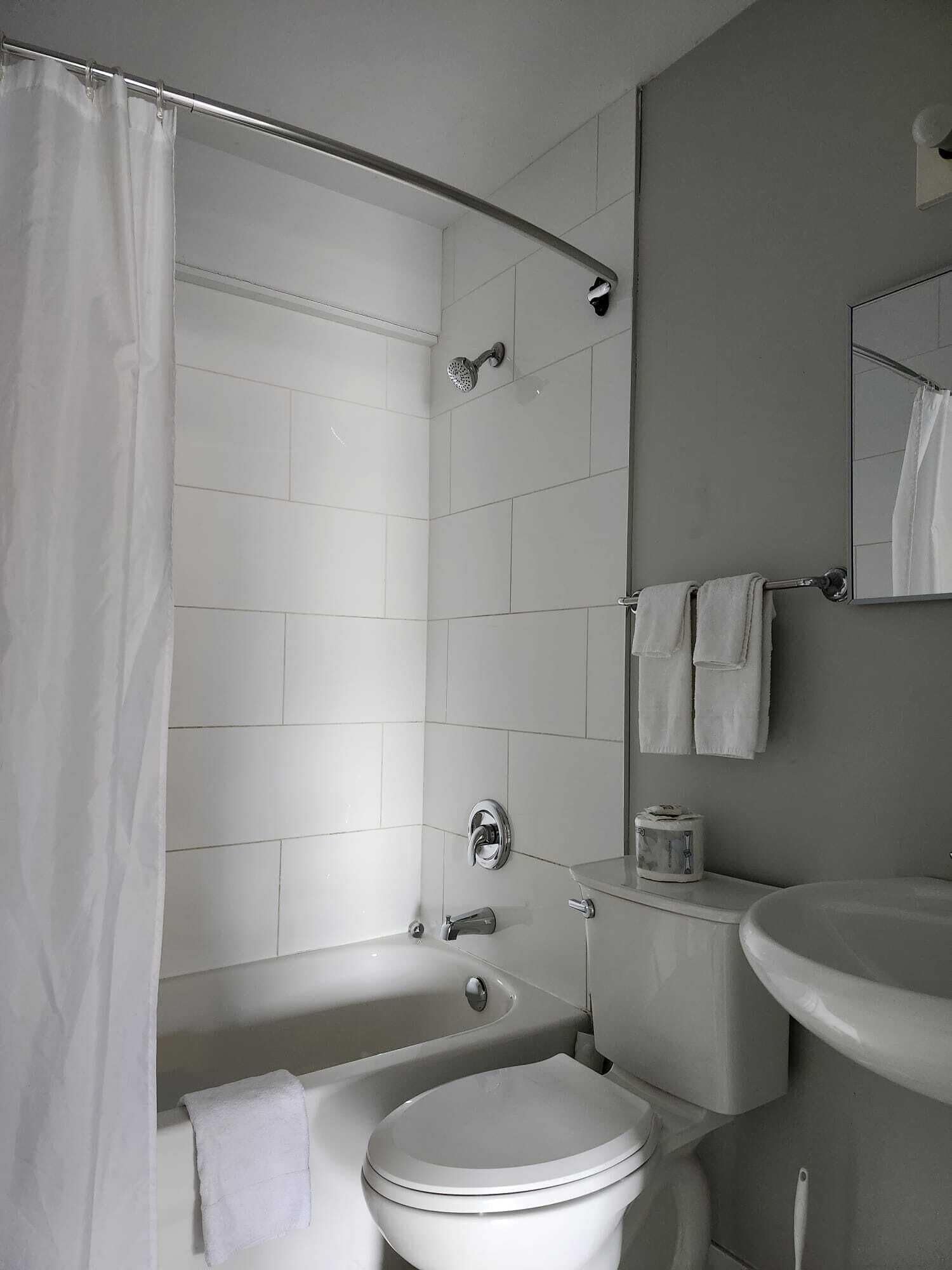 Comfort Single Room, 2 Bedrooms | Bathroom | Combined shower/bathtub, towels