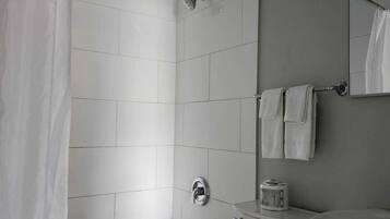 Comfort Single Room, 2 Bedrooms | Bathroom | Combined shower/bathtub, towels