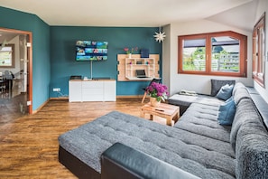 Smart TV, chimenea, futbolito, libros