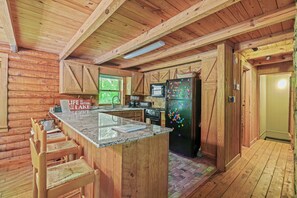 Fridge, microwave, oven, stovetop - Arrowhead: 4  BR, 2  BA House in Jasper, Sleeps 12 (Jasper)