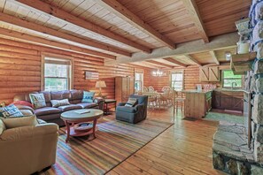 TV - Arrowhead: 4  BR, 2  BA House in Jasper, Sleeps 12 (Jasper)