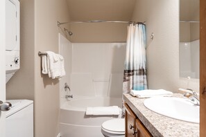 บ้านพักเบสิก | ห้องน้ำ | ฝักบัวในอ่างอาบน้ำ