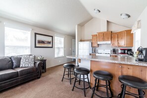 บ้านพักเบสิก | บริเวณนั่งเล่น | ทีวี