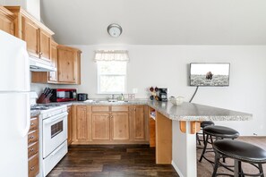 บ้านพักเบสิก | ครัวส่วนตัว | ตู้เย็น, โต๊ะรับประทานอาหาร