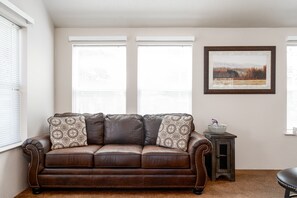 บ้านพักเบสิก | บริเวณนั่งเล่น | ทีวี