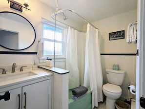 Ducha y bañera combinadas, secador de pelo, toallas y jabón