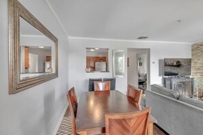 Dining - Nash Condo 5min to Broadway! 2Bed/2Bath, Sleep 6 (Nashville)