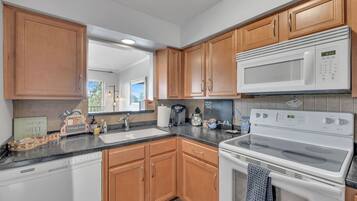 Coffee/tea maker, fridge, microwave, oven