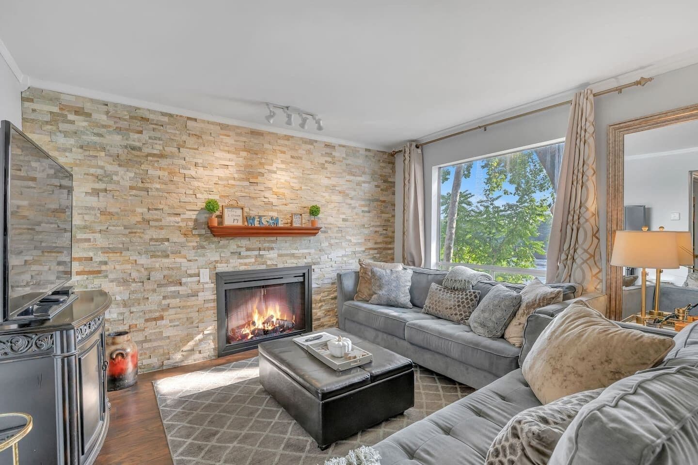 Smart TV y chimenea 