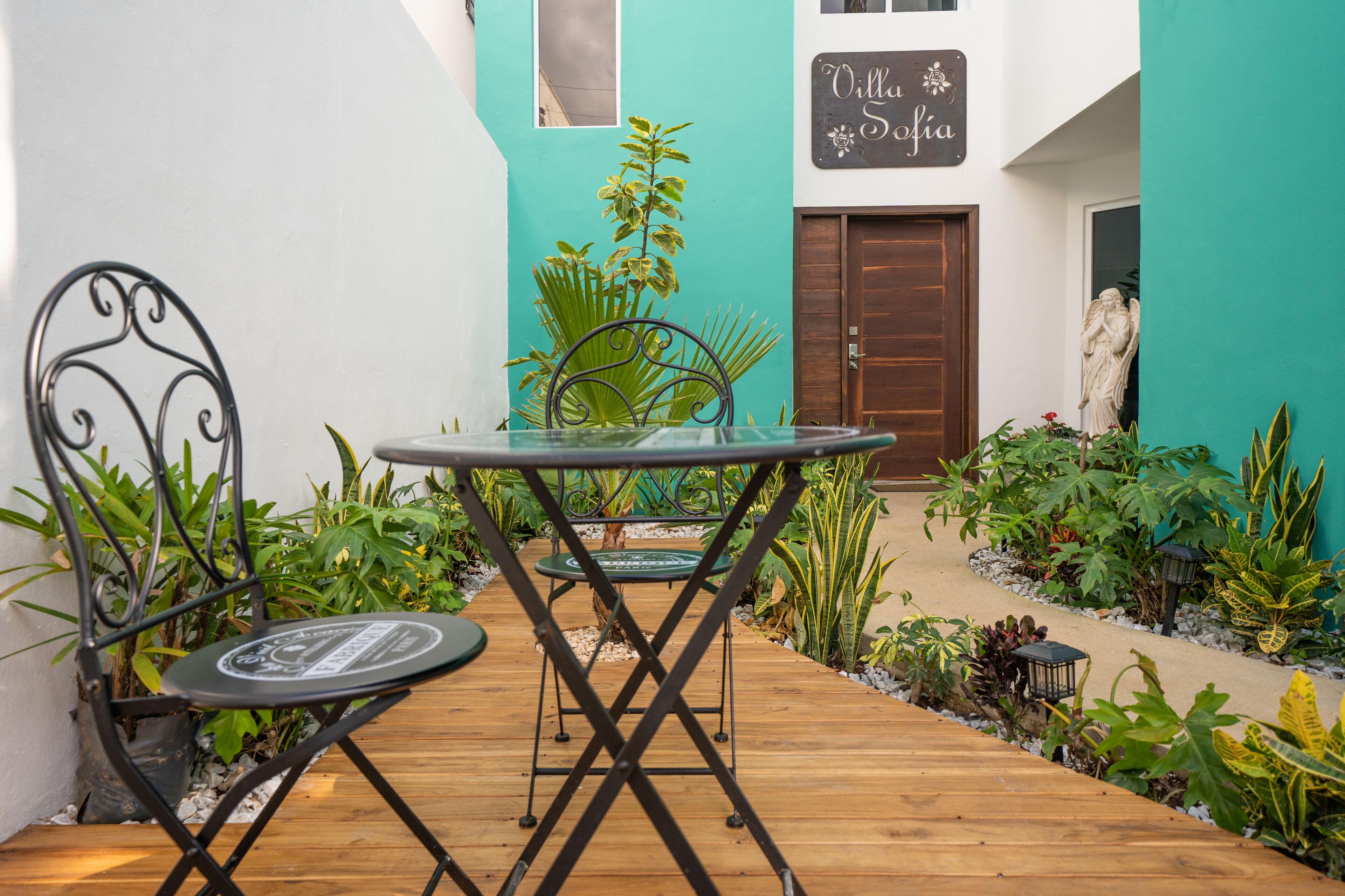 40-inch tv with cable channels, netflix, smart speakers