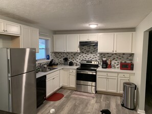 Kylskåp, mikrovågsugn, ugn och spishäll