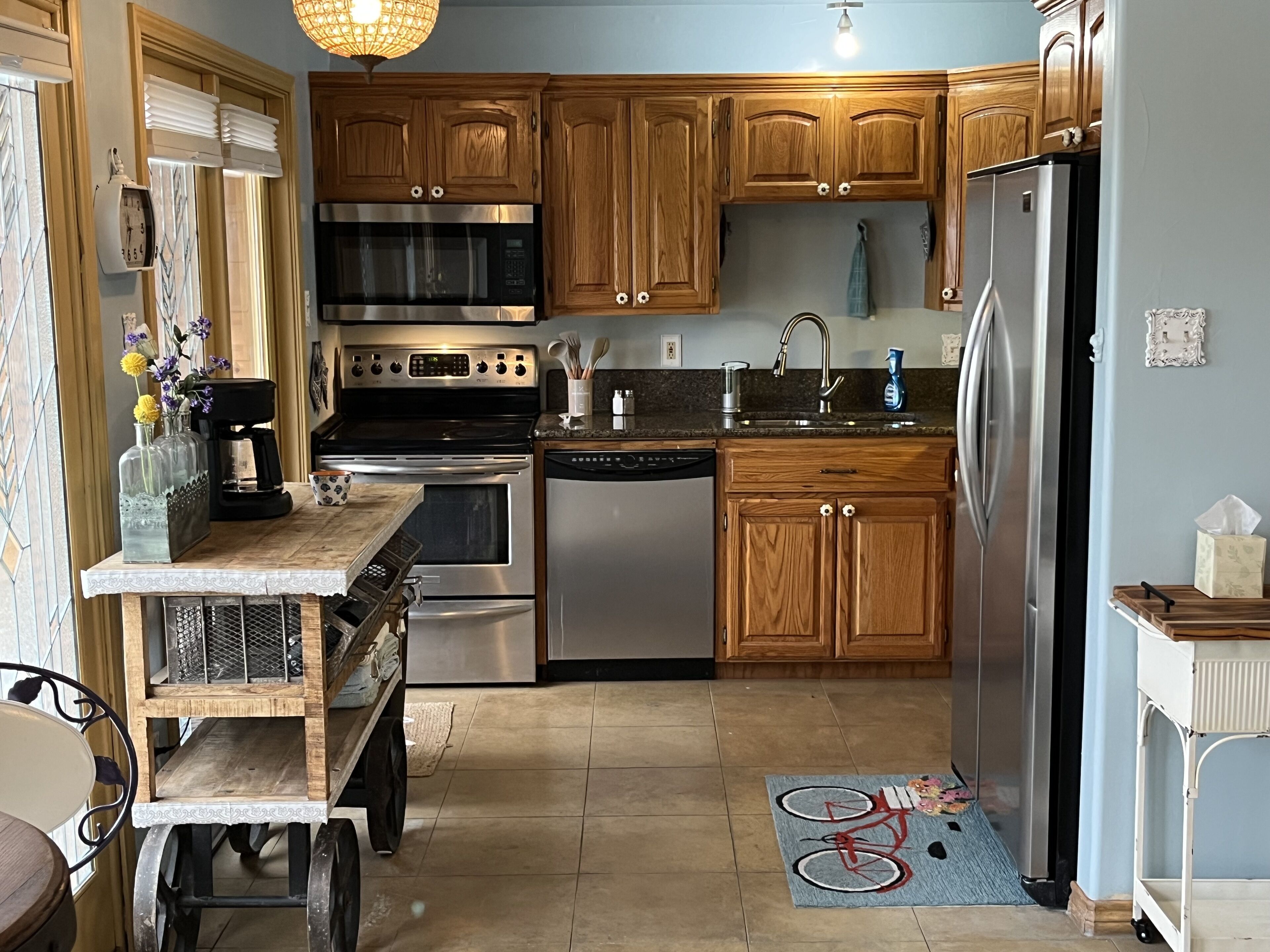 Jääkaappi, mikroaaltouuni, uuni, liesi