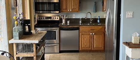 Jääkaappi, mikroaaltouuni, uuni, liesi