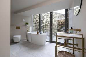 Bathtub, hair dryer, towels - Observatory Apartment at Calton Hill (Edinburgh)