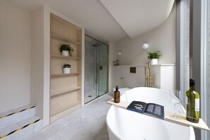 Bathtub, hair dryer, towels - Observatory Apartment at Calton Hill (Edinburgh)