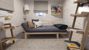 A small, cozy room with a single bed, a lamp, a bookshelf, and a poster on the wall. - Observatory Apartment at Calton Hill (Edinburgh)