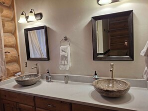 Dusche, Whirlpool, Haartrockner, Handtücher