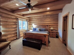 4 多间卧室、办公桌、免费 WiFi、床单