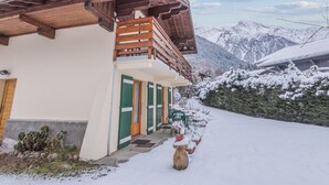 A chalet with a wooden balcony, a snow-covered mountain backdrop, and a clear sky. - Chalet Bossons  - Welkeys (Chamonix-Mont-Blanc)