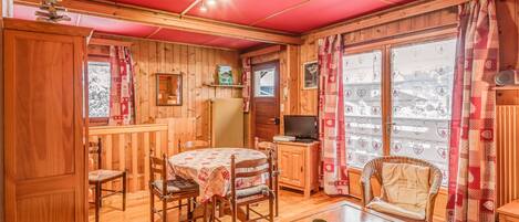 Télévision, lecteur de DVD, livres