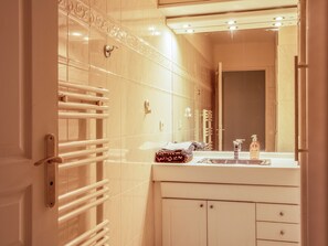 Dusche, Haartrockner, Handtücher, Seife
