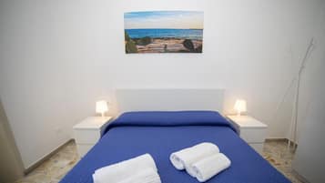 2 chambres, bureau, fer et planche Ă repasser, lit parapluie