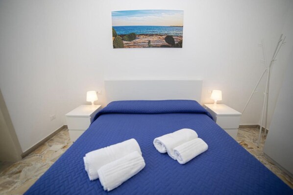 2 bedrooms, desk, iron/ironing board, travel crib - Boma Home - Libeccio (Avola)