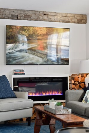 Televisión y chimenea 