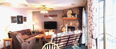 Smart-TV, Kamin, DVD-Player, Bücher