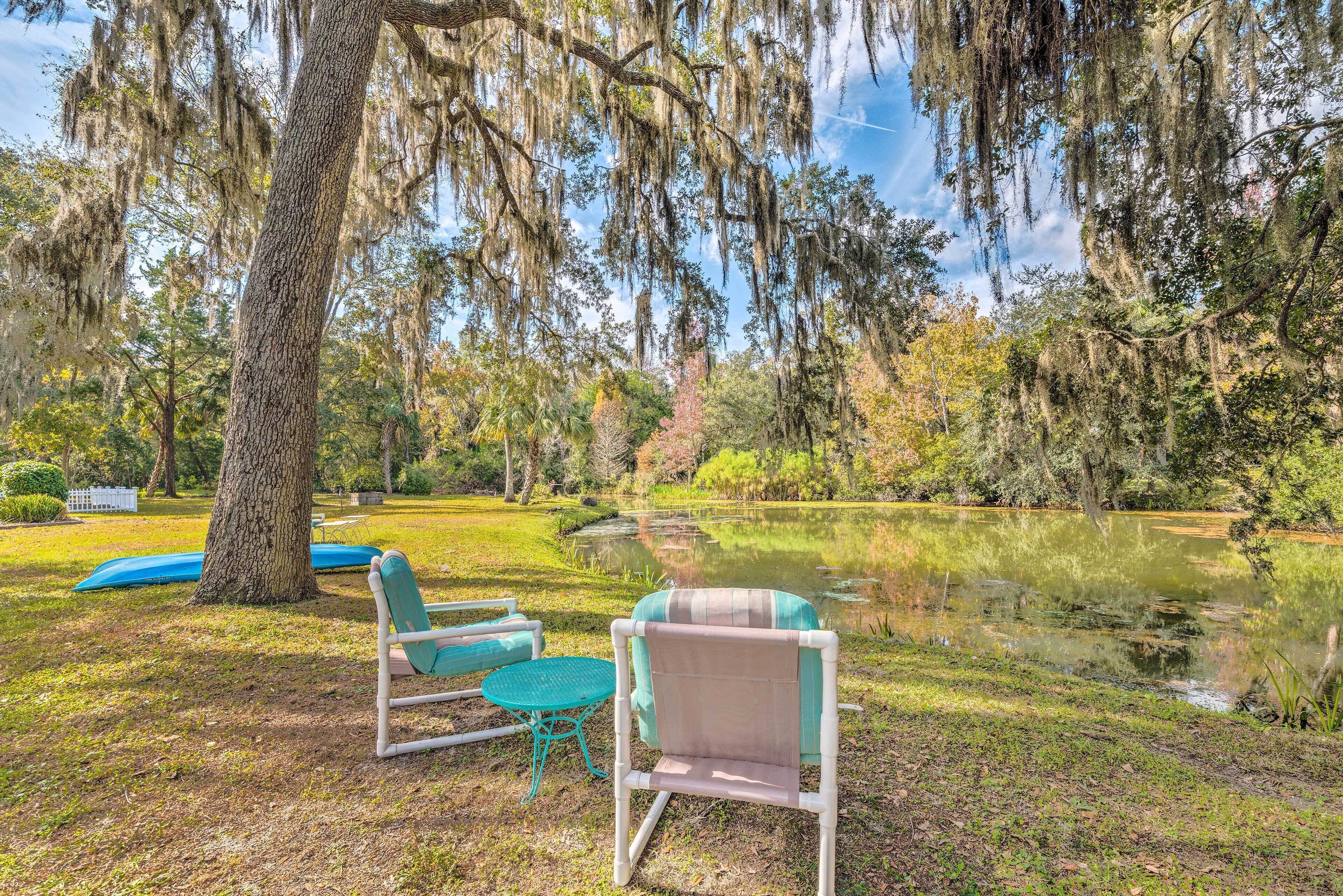 Sunny Crystal River Home w/ Screened-In Porch