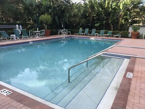 Una piscina al aire libre, una piscina climatizada