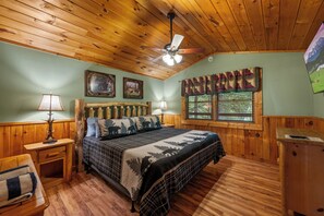 2 bedrooms, desk, iron/ironing board, free WiFi - Hot Tub, Easy Roads! Roomy One Level Cabin in a Great Location! (Gatlinburg)