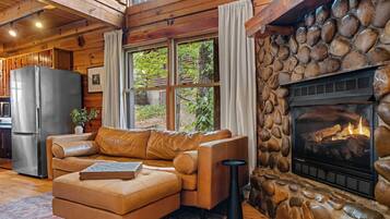 Een smart-tv, een open haard, tafelvoetbal en boeken