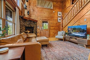 تلفزيون ذكي، مدفأة، كرة قدم الطاولة، كُتُب